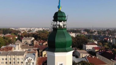 Kule City Hall Drohobych City Ukrayna bayrağı ile. Atış, cityscape vinç