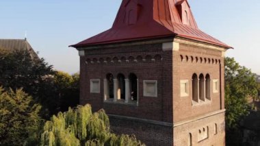 Havadan görünümü Ortaçağ çan kulesi St.Bartholomew Kilisesi. Drohobych şehir manzara. Vinç vurdu,