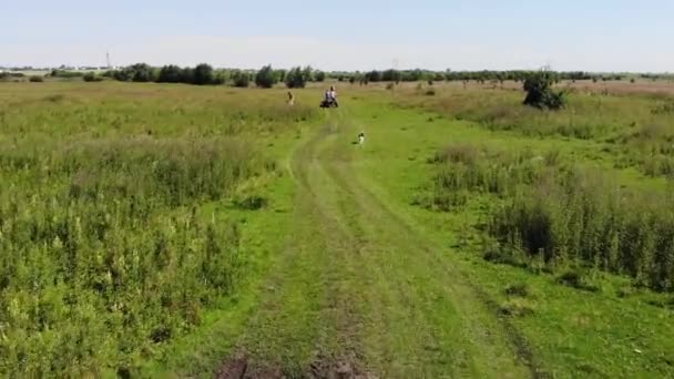 Drohobych Ucrania Julio 2018 Dos Hombres Montando Camino Tierra Viejo — Vídeos de Stock