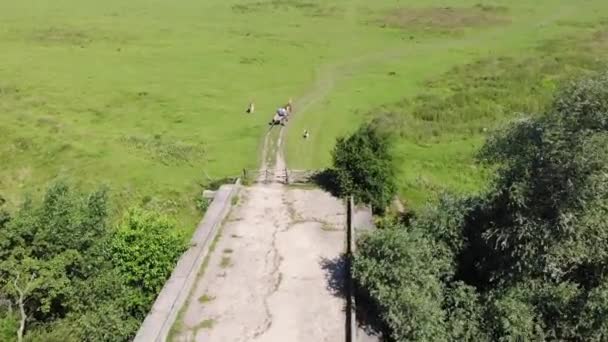 Drohobytsj Oekraïne Juli 2018 Twee Mannen Rijden Onverharde Weg Oude — Stockvideo