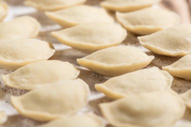 Çiğ köfte kaynatın, yakın çekim için hazır. Olarak da bilinen Vareniks, Ukraynalı geleneksel mutfağı