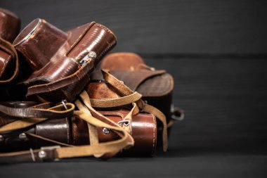 Siyah arka plan üzerine 35mm analog kameralar deri yığını kapsar