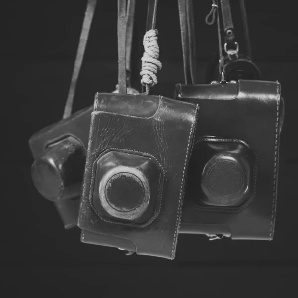 Ретро Камеры Кожаных Чехлах Монохромный Матовый Эффект Сбор Антиквариата Аукцион — стоковое фото