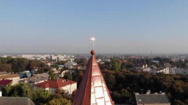 Ortaçağ çan kulesi St Bartholomew kilise Drohobych manzara şehrin havadan görünümü. Çan kulesinin kubbesi çevresinde düzgün pan