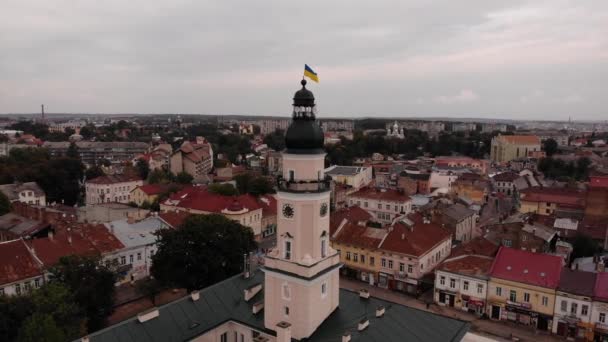 Flygfoto över stadshuset och downtown arkitektur Drohobytj centrum. Asteroid-läge — Stockvideo