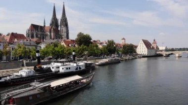 Regensburg, Almanya - 26 Temmuz, 2018: ahşap Ortaçağ görünümlü tuz ticaret gemisi Tuna Nehri üzerinde turist gemide yola çıkacak. Turlar ve geziler