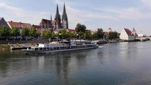 Регенсбург, Німеччина - 26 липня, 2018: Регенсбург музей Дунайського судноплавства. Туристичний корабель Bruckmadl вітрила на Дунаю — стокове відео