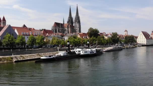 Регенсбург, Німеччина - 26 липня, 2018: Регенсбург музей Дунайського судноплавства, популярних туристичних напрямків. Туристичні судна на Дунаю — стокове відео