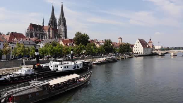 Regensburg, Németország - 26 július, 2018: fa középkori kinézetű só kereskedelmi hajó vitorlák Duna turisták a fedélzeten. Túrák és kirándulások — Stock videók