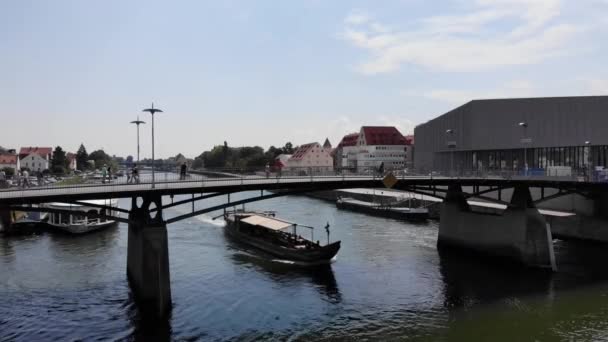 Ratisbona, Germania - 26 luglio 2018: Nave medievale in legno Siebnerin naviga sul Danubio con turisti — Video Stock