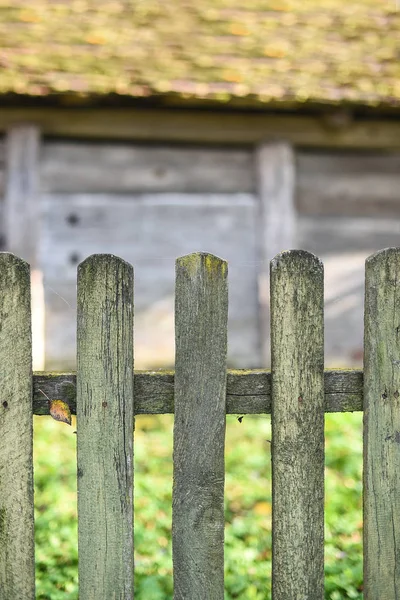 Alter Holzzaun, hölzerne Scheunenwand im Hintergrund, Kopierraum. Leben im Dorf, Westukraine — Stockfoto