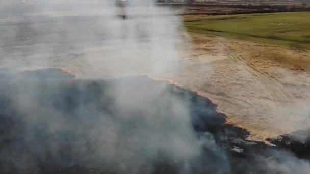 Au-dessus du champ brûlant, autemn tôt, Ukraine. Technique d'inclinaison .