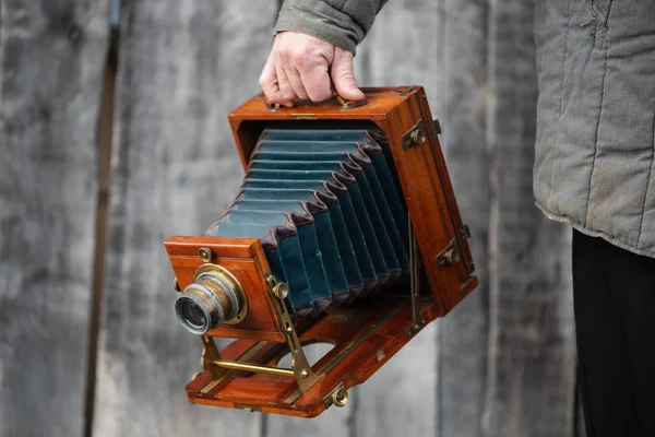 Фотограф держит старую камеру большого формата, 5х7 дюймов. Концепция - фотография 1930-1950-х годов — стоковое фото