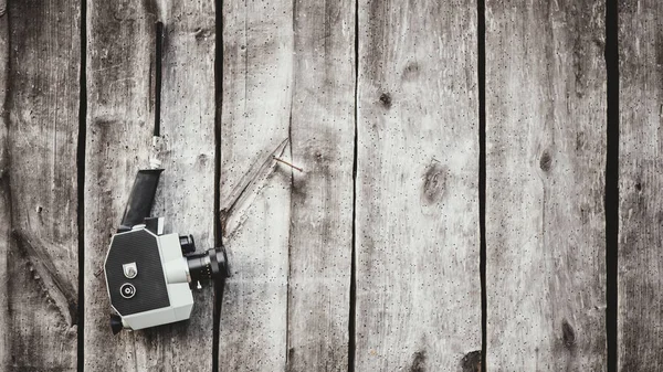 Старомодная кинокамера висит на деревянной стене. Концепция - фильм 1970-1980-х годов — стоковое фото