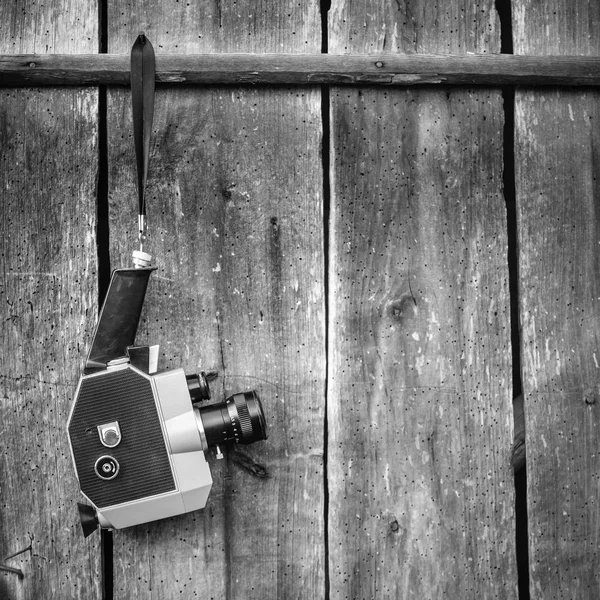 Винтажная кинокамера на деревянной стене. Концепция - фильм 1970-1980-х годов — стоковое фото