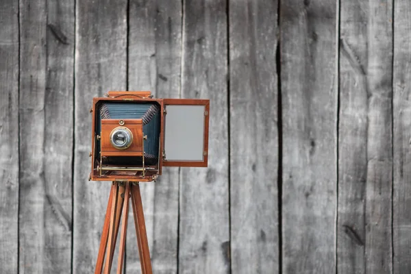 Ретро широкоформатная камера на штативе. Концепция - фотография 1930-1950-х годов — стоковое фото