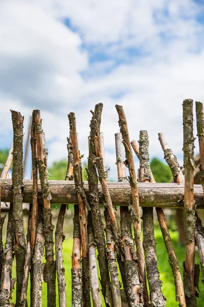 Старый деревянный забор. Традиционный забор в древние времена в украинской деревне — стоковое фото