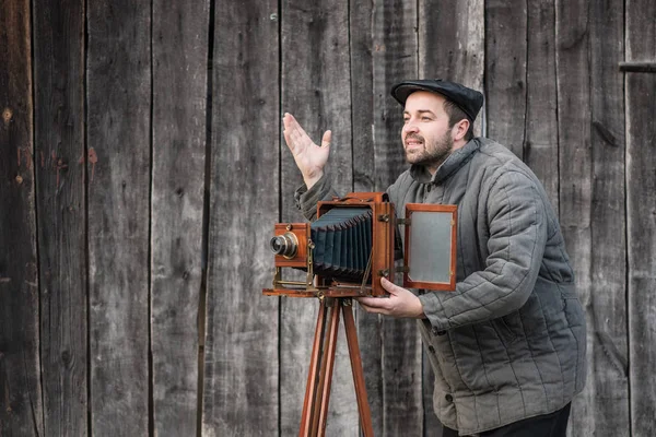 Fotograf arbeitet mit Großformatkamera. Konzept - Fotografie der 1930er-1950er Jahre — Stockfoto