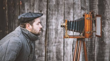 Konsept - selfie. Büyük formatlı kamera da eski moda adam Selfie