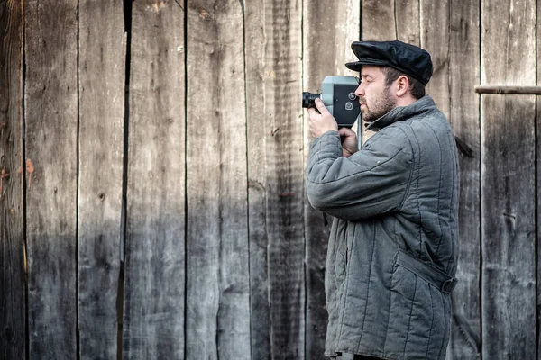 Kamerzysta z kamerą retro film. Koncepcja-przemysł kinowy, film z 1970 roku — Zdjęcie stockowe