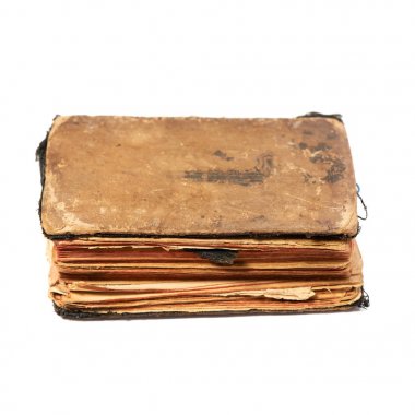 Eski dua kitabı, açı açısından. Kırpma yolu ile beyaz arka planda yalıtılmış nesne