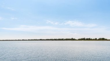 Dzharylhach adasının manzarası, Karadeniz, Ukrayna. Denizden görünüm, yaz saati