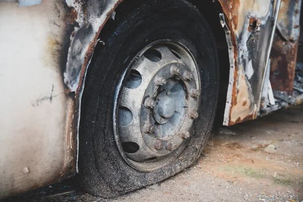 Burned down bus, view from outside, damaged walls and wheels — Stock Photo, Image