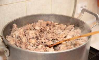 Ev yapımı domuz yahnisi tavada, yakından. Pişirme süreci, tarifi