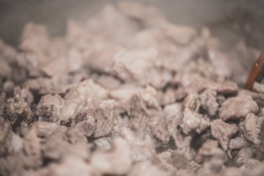 Ev yapımı domuz yahnisi tavada, yakından. Mat tonlama tekniği