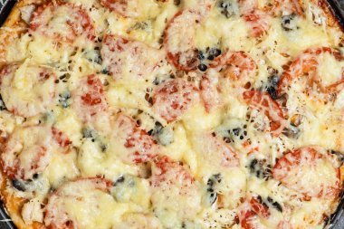 Taze pişmiş pizza, düz yatıyordu. Sadece fırından kokulu pizza