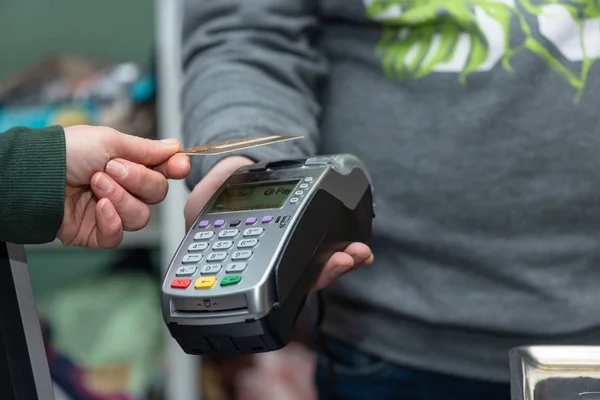 Drohobych, Oekraïne-18 november 2018: klantbetaling met contactloze creditcard in Pet Shop. Creditcard lezer implementeert de uitvoering van de betaling. NFC-Technologie — Stockfoto