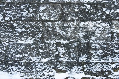 Ortaçağ taş duvar ile kar, tasarım arka plan kopya alanı için metin ile kaplıdır