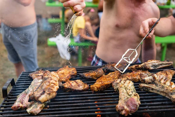 Znajomi pieczone mięso na świeżym powietrzu, Grill. Odpoczynek w weekendy, piknik — Zdjęcie stockowe