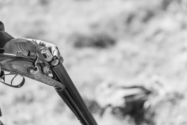 Temporada de caça. Hunter equipa a espingarda de cano duplo retro com cartuchos, de perto — Fotografia de Stock