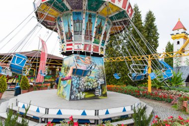 Loifling, Almanya - 26 Temmuz 2018: Çocuklar için atlı karınca salıncakları. Küçük kız Churpfalzpark Loifling eğlence parkı eğlenin