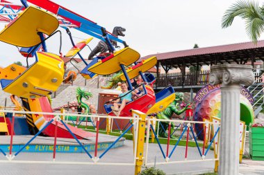 Loifling, Almanya - 26 Temmuz 2018: Anne ve kızı Churpfalzpark Loifling eğlence parkında Star fly atlıkarıncasında eğleniyor