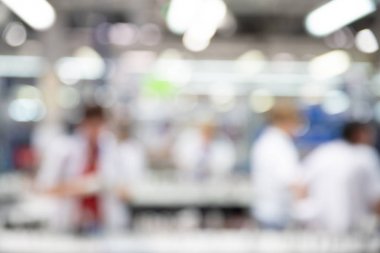 Soyut bulanık endüstri arka planı, üretim hattında çalışanlar, bulanıklaştırma tekniği