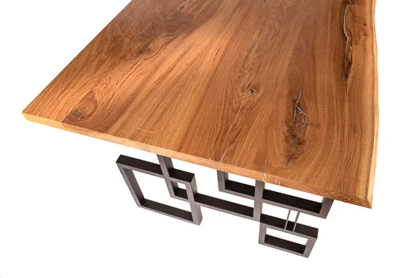 Современный стильный стол в стиле лофт: деревянный дубовый чехол и геометрическое металлическое основание черного матового цвета. Изолированный на белом с обрезкой пути — стоковое фото