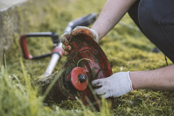 Strängtrimmare rengöring efter klippning av gräset, arbetsflöde — Stockfoto