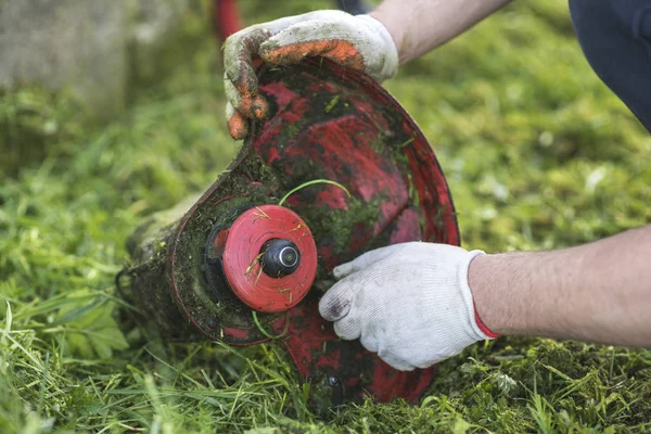 Strängtrimmare rengöring efter klippning av gräset, arbetsflöde — Stockfoto