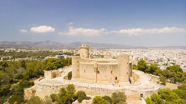 Bellver Kalesi. Palma şehrinin manzarası. Palma de Mallorca, Balear Adaları