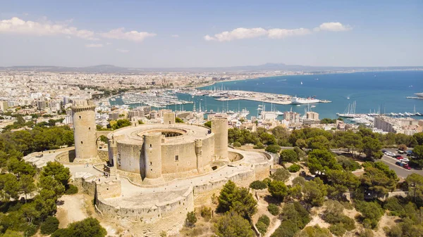 Palma şehir manzarası. Bellver kalesi ön planda. Mallorca, Balear Adaları, İspanya