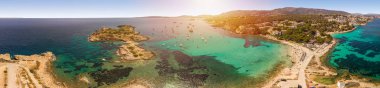 Panoramik deniz manzarası. İnsanlar sahilde, yatlar koyda dinleniyor. Yaz. Playa de Illetas plajı, Palma de Mallorca, Balear Adaları