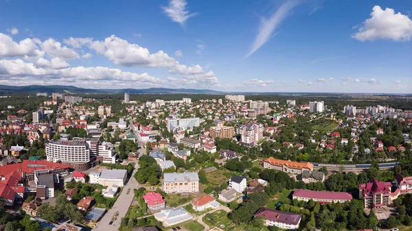 Truskavets kasabasının havadan görünümü, Ukrayna. Mineral kaynakları ile popüler şifa spa tesisi. Kurortopolis Truskavets olarak bilinir