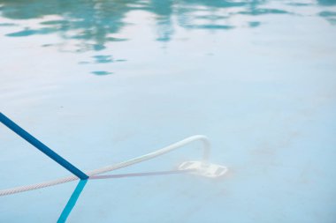 Kir ve atıklardan havuz temizleme. Yüzme havuzu temizliği için havuz elektrikli süpürge