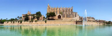 Palma şehir Santa Maria Katedrali panoramik manzara, Palma de Mallorca, Ispanya. Ön görünüm. Popüler turistik yerler. 