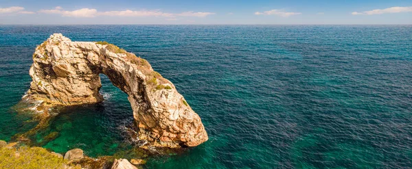 Denizde Rocky Arch. Mirador Es Pontas, Samtanyi, Palma de Mallorca, Balear Adaları, İspanya. Popüler turistik yerler. İnanılmaz doğa harikası — Stok fotoğraf