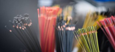 Koruma katmanına sahip bakır kablo demeti. Kablolar kurulu uzunlukta kesilir ve yalıtım kaldırılır. Elektrik kontağından çıkmaya hazır