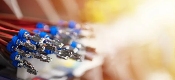 Elektrik konektörleri ile kıvrılmış kablolar demeti. Sonlandırılan kablo oluşturma bağlantısına hazır. Metin için kopyalama alanı, yumuşak renk efekti ile endüstriyel arka plan
