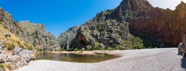 Güzel yaz panoramik manzara. Nehir Torrent de Pareis dağlar arasında. Sa Calobra vahşi plaj, Palma de Mallorca, İspanya. Popüler turistik yerler